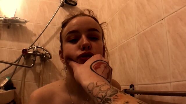 Adolfxnika teen girl licks eggs and sucks dick in a hot bath девушка молодые лижет яйца и сосет член в горячей ванне