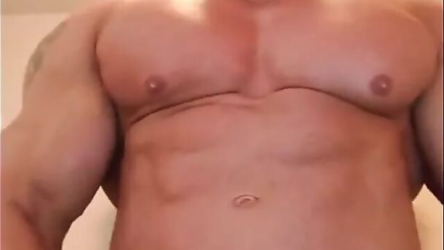 Bodybuilder Caleb cums on webcam