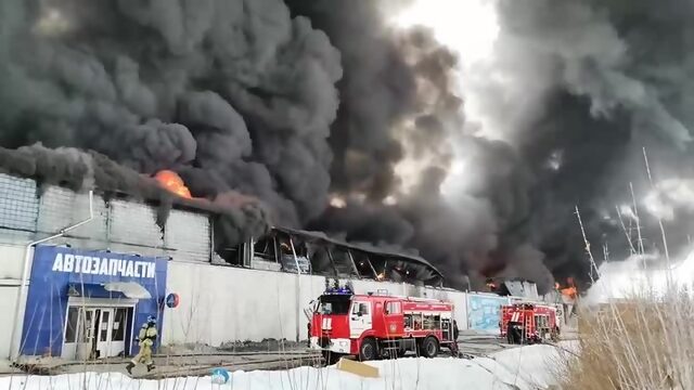 У пожарных кончился воздух. Погибли. Пожар на склад "Автотрейд" Красноярск 3.02.2021