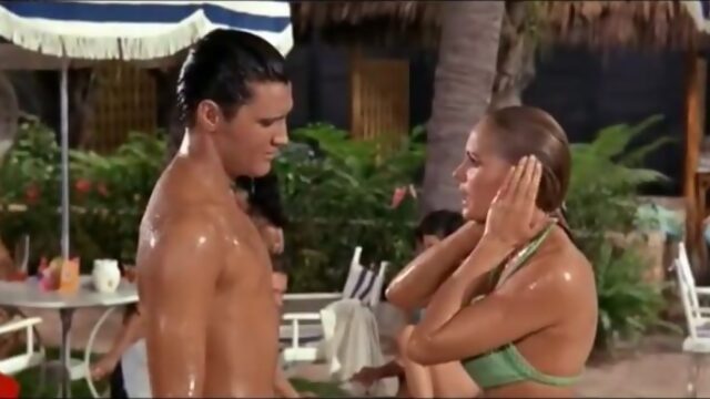 Элвис Пресли в бассейне с Урсулой Андерс.- Ursula Andress Fun in Acapulco Pool Scene