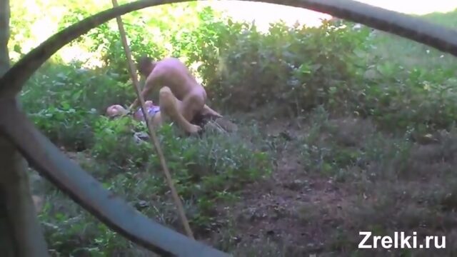 Пьяную зрелую мамашу ебет бомж в кустах на улице Mature couple sex in public. Outdoor