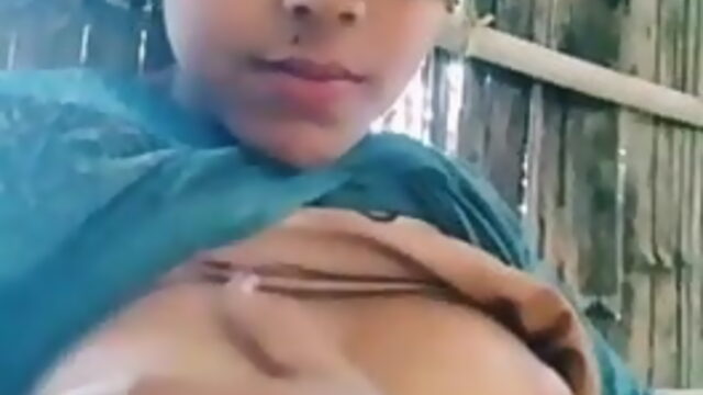 Indian girl shows boobs